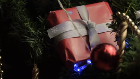 árbol-De-Navidad-Decorado-Con-Luces-Y-Regalos