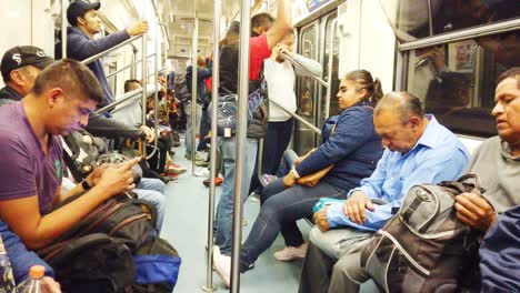 Fahrgäste-Der-Linie-2-Der-U-Bahn-Von-Mexiko-Stadt