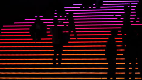 Silhouetten-Von-Verspielten-Menschen,-Die-über-Der-Beleuchteten-Treppe-Des-Divercity-Tokyo-Plaza-Posieren