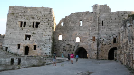 Touristische-Gruppe,-Die-Das-Gelände-Der-Burg-Krak-Des-Chevaliers-In-Syrien-Durchstreift