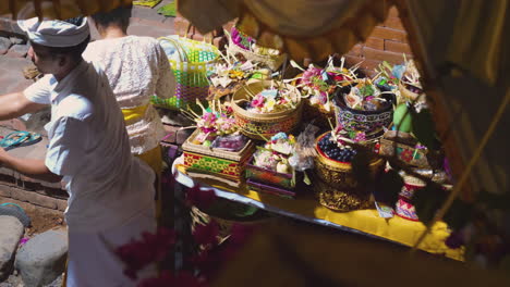 Balinesischer-Mann-Und-Balinesische-Frau-Führen-Die-Zeremonie-Für-Die-Mondfeier-Durch
