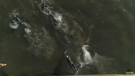 Luftbild-Von-Schwimmern-Im-Wasser-Im-Wettbewerb