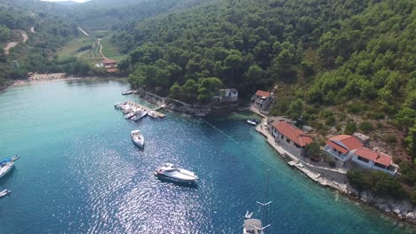 Yachten-Und-Segelboote-Vor-Anker-Im-Klaren-Blauen-Wasser-Vor-Hvar,-Kroatien