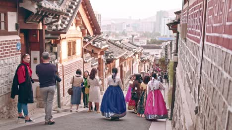 Turistas-Caminando-Y-Tomando-Fotos-En-El-Pueblo-De-Bukchon-Hanoak-En-Seúl-Turistas-Que-Viajan-En-El-Pueblo-Tradicional-Coreano