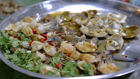 Plato-De-Acero-Inoxidable-Con-Salsa-Picante-De-Cangrejo-Azul-Crudo-Listo-Para-Cocinar-Comida-Callejera,-Bangkok