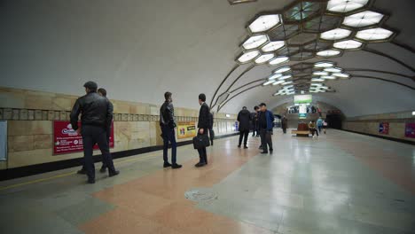Leute,-Die-An-Der-U-bahnstation-Novza-Auf-Einen-Zug-Warten