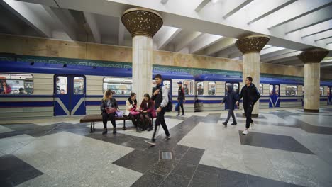 Gente-Caminando-En-La-Estación-De-Metro-Pakhtakor---Metro-Subterráneo-De-Tashkent