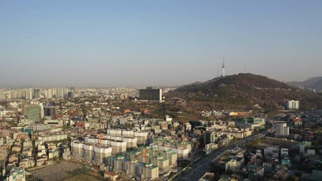 Lange,-Gleichmäßige-Aufnahme-Zum-Zoomen-Auf-Den-N-Seoul-Tower-In-Südkorea