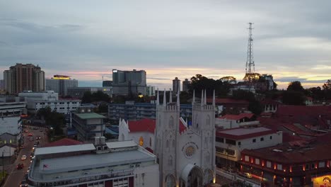 Luftaufnahme-Der-Berühmten-Malaysischen-Kirche-In-Melaka-Während-Der-Abenddämmerung
