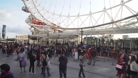 Queue-of-people-waiting-for-London-Eye-ride,-wide-angle-view