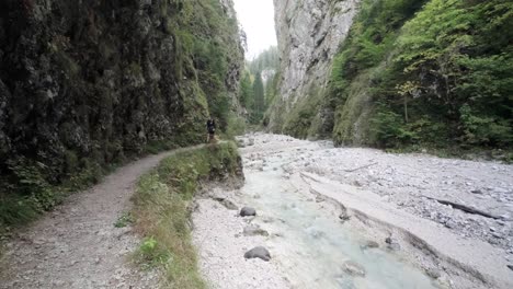 Ein-Mann,-Der-Den-Martuljek-wasserfall-Tagsüber-In-Gozd-Martljek-In-Slowenien-Und-Im-Triglav-nationalpark-Erkundet