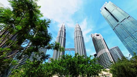 Hermosa-Vista-De-Gran-Angular-De-Las-Torres-Petronas-De-Kuala-Lumpur-Durante-El-Día-Soleado-Timelapse