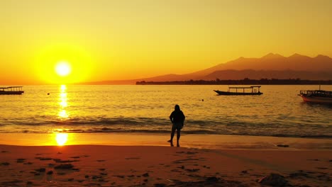Dominikanische-Republik,-Tropisches-Urlaubskonzept,-Silhouette-Einer-Frau,-Die-Goldenen-Sonnenuntergang-Bewundert