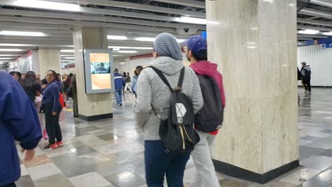 People-walking-in-hallways-of-Pino-Suarez-station