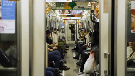 Un-Vagón-De-Metro-Lleno-De-Japoneses-Que-Viajan-Diariamente-En-La-Ciudad-De-Tokio,-Japón