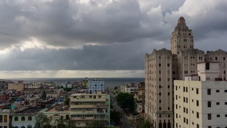 Hermosa-Vista-Aérea-De-Lapso-De-Tiempo-De-La-Ciudad-De-La-Habana,-Capital-De-Cuba,-Durante-Un-Día-Nublado-Vibrante