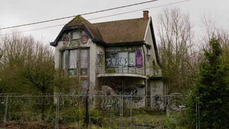 Ein-Altes-Verlassenes-Holzhaus-In-Belgien---Totale