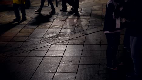 Menschenmassen,-Die-Nachts-Auf-Der-Straße-Spazieren