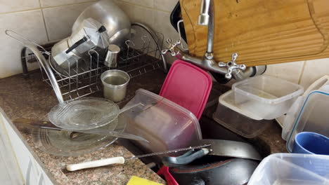 Dirty-sink.-Bacteria-proliferate-easily-in-dirty-dishes