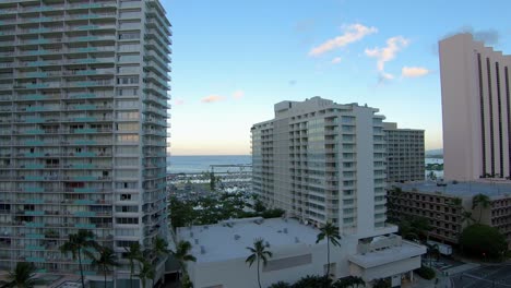 Blick-Auf-Die-Luxusgebäude-Und-Hotels-In-Honolulu,-Hawaii
