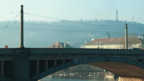 Mañana-Nublada-Por-El-Río-Vltava-Y-El-Castillo-De-Praga-Con-Clima-Brumoso-Puente-Vacío-Tranquilo-Tranquilo