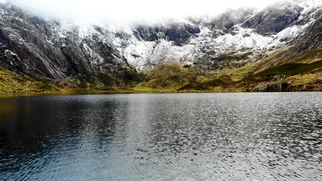 Barriendo-Cerca-Del-Agua-En-El-Lago-En-Cwm-Idwal,-Parque-Nacional-De-Snowdonia,-Gales,-Reino-Unido