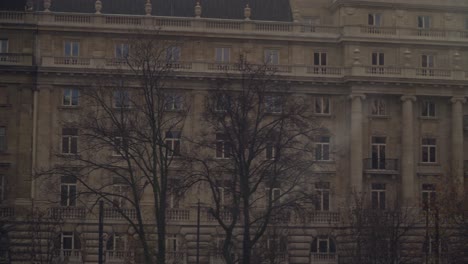 Encantadores-Y-Enormes-Edificios-Antiguos-En-Budapest,-Hungría---Toma-Panorámica-Panorámica