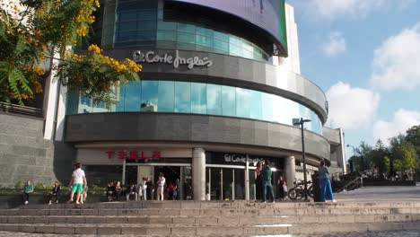 Entrance-of-shopping-center-the-El-Corte-Ingles-in-Lisbon