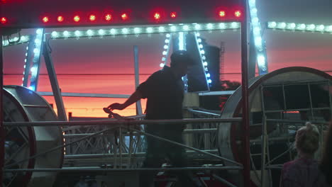 Looper-Ride-Operator,-Der-Die-Fahrt-Am-Karneval-In-Pennsylvania-In-Der-Abenddämmerung-Stoppt