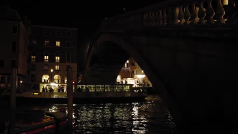 Schöne-Nachtansicht-Des-Canal-Grande-Und-Der-Vaporetto-Boote,-Die-Touristen-Unter-Der-Scalzi-Brücke-Transportieren