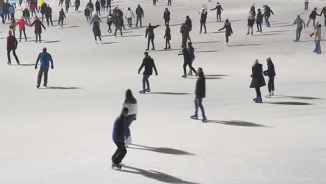 People-having-fun,-ice-skating-ina-park