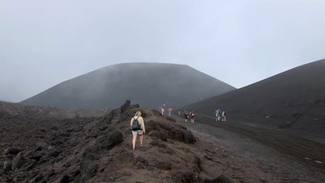 Menschen,-Die-In-Richtung-Krater-Des-Ätna-Gehen