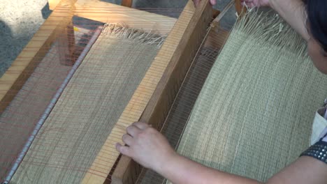 Locals-weaving-clothing-in-Chiang-Mai,-Thailand