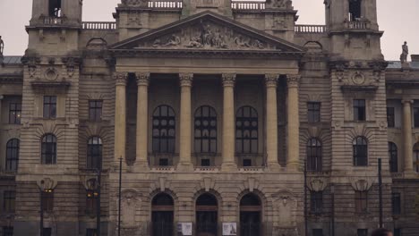 Hermosa-Arquitectura-Del-Museo-De-Etnografía-En-Budapest-Hungría---Inclinación-Hacia-Abajo-Tiro-Medio