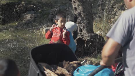 Niño-Refugiado-Afgano-Se-Para-Con-Una-Bolsa-De-Madera-Sobre-El-Hombro