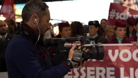 Kameramann-Bei-Air-Italy-Demonstriert-Gegen-Die-Entlassungen-Von-Fluggesellschaften