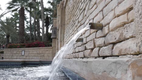Souk-Madinat-Jumeirah-pipe-fountain-flowing,-closeup