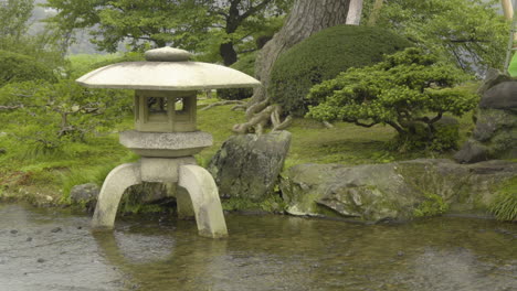 Close-up-of-traditional-stone-lantern-called-Toro-in-the-Kenroku-en-Garden,-Kanazawa,-Japan