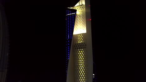 Aufsteigende-Halbkreisförmige-Aufnahme-Des-Al-Hamra-Turms-Bei-Nacht