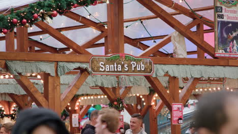 Leute-Trinken-Bier-In-Santa&#39;s-Pub