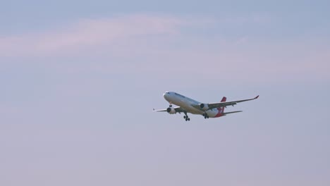 Qantas-Airbus-A330-303-Vh-qpc-Nähert-Sich-Vor-Der-Landung-Auf-Dem-Flughafen-Suvarnabhumi-In-Bangkok-In-Thailand