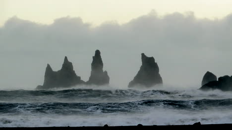Formaciones-De-Roca-Volcánica-Reynisdrangar---Vik,-Islandia