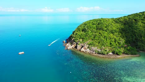 Barcos-Navegando-En-Aguas-Tranquilas-De-Color-Azul-Turquesa-Alrededor-De-La-Hermosa-Costa-Rocosa-De-Una-Isla-Tropical-Con-Bosques-De-árboles-Verdes-En-Filipinas