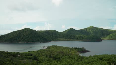 Paisaje-Tropical-Irreal-De-Islas-Exuberantes-Y-Laguna-Azul-Entre-Ellos,-Estático