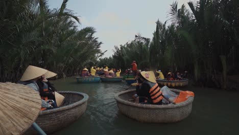 Adultos-Vietnamitas-Flotando-Río-Abajo-En-Botes-De-Canasta