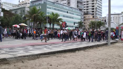 Gente-Manifestándose-En-Las-Calles-Durante-Una-Protesta-Callejera-Por-La-Protección-De-La-Selva-Amazónica-En-Río-De-Janeiro,-Brasil