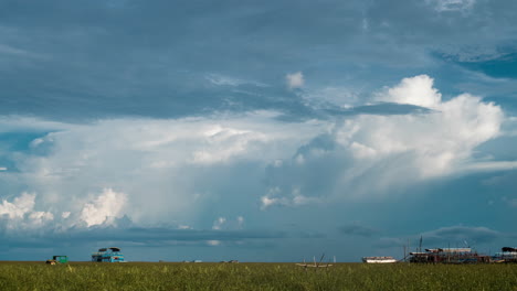Wolkenformationen-über-Wildschweinen-Und-Dorf-Am-Ufer-Des-Tonle-Sap-Sees,-Kambodscha