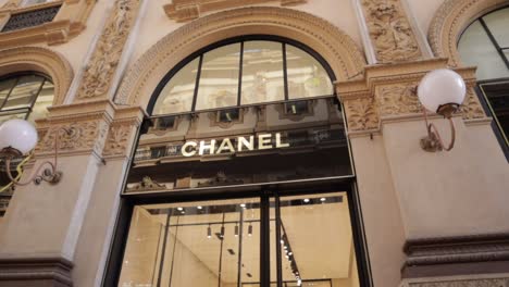 Tienda-De-Lujo-Chanel-Dentro-De-La-Galleria-Vittorio-Emanuele-Ii,-Disparo-De-Arco-Lento-Mirando-Hacia-Arriba-Durante-El-Día