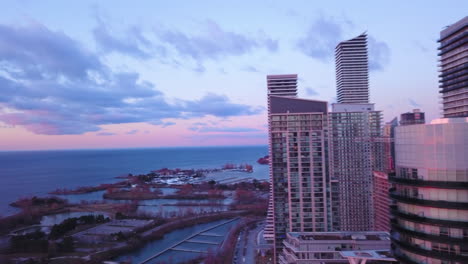 Am-Frühen-Morgen-Luftaufnahme-Der-Skyline-Von-Toronto-Während-Eines-Wunderschönen-Sonnenaufgangs