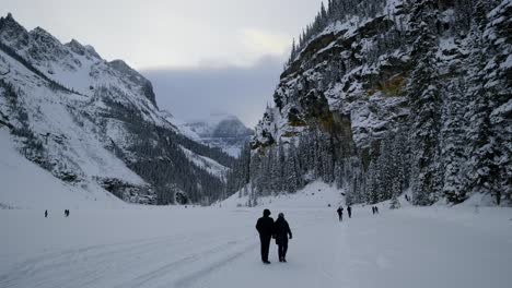 Ein-Paar,-Das-Bei-Winterwetter-Im-Schnee-Im-Banff-Nationalpark-Spazieren-Geht